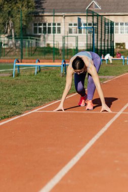 Formda kız dışarıda egzersiz yapıyor. Yüksek kaliteli fotoğraf yogası 