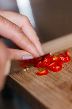Kırmızı biber kesen eller. Yüksek kalite fotoğraf
