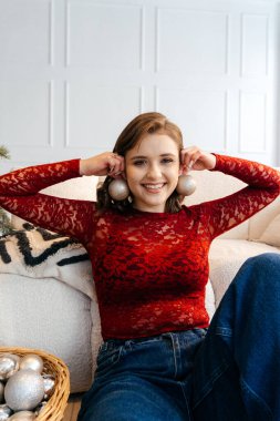 Noel 'de bir kadın, Noel Baba' yla süslenmiş bir romla. Yüksek kalite fotoğraf