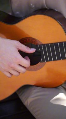 Genç adam dışarıda akustik gitar çalıyor. Yüksek kalite 4k görüntü