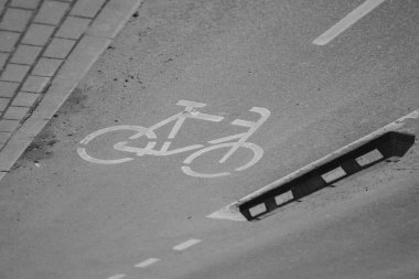 Kentin bisiklet altyapısı ve sürdürülebilir ulaşımı vurgulayan, net bir yol işaretlemesi ve yönlü oku olan adanmış bir bisiklet yolu. Yüksek kalite fotoğraf