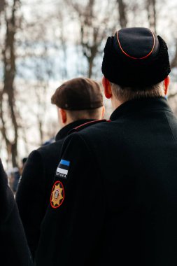 Seçkin üniformalı bir Estonya subayı, resmi bir açık hava toplantısında, vatanseverlik, disiplin ve hizmette bulunuyor. Yüksek kalite fotoğraf