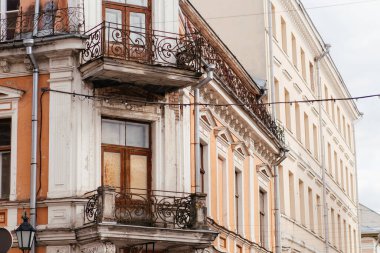 Karmaşık dövülmüş demir balkonları, yıpranmış ahşap pencereleri ve Avrupa mimarisi sergilenen eski, tarihi bir bina. Yüksek kalite fotoğraf