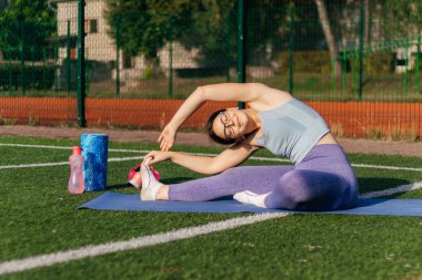 Formda kız dışarıda egzersiz yapıyor. Yüksek kaliteli fotoğraf yogası 