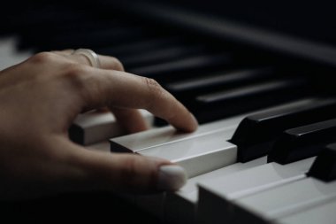 Piyano çalan kişi siyah-beyaz klasik müzik çalar. Yüksek kalite fotoğraf