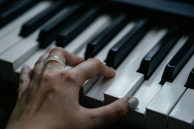 Piyano çalan kişi siyah-beyaz klasik müzik çalar. Yüksek kalite fotoğraf