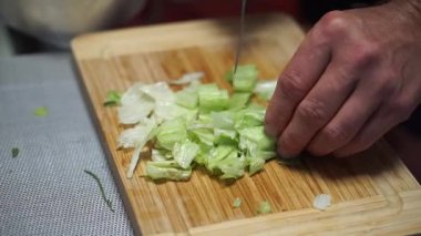 Yemek pişirmek evde sağlıklı yemek yapmak. Yüksek kaliteli FullHD görüntüler