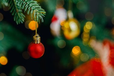 Evdeki Noel ağacına kırmızı ve gümüş süsleme. Bokeh ışıkları olan bir tatil geçmişi. Noel ve Yeni Yıl geçmişi.