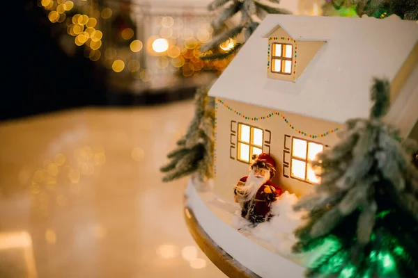 Εορταστική Εγκατάσταση Ξενοδοχείο Σπίτια Μικρό Χριστουγεννιάτικο Δέντρο Και Εορταστικά Φώτα — Φωτογραφία Αρχείου
