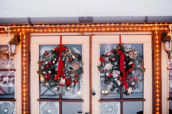 Portas Vidro Manchadas Decoradas Com Coroas Natal Para Férias Natal — Fotografia de Stock