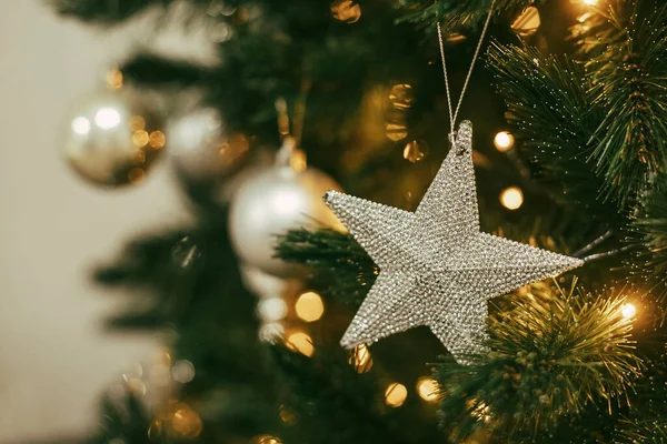 Árbol Navidad Decorado Con Adornos Plata Feliz Navidad Feliz Año — Foto de Stock
