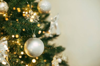 Gümüş ve gri süslemelerle süslenmiş Noel ağacı. Mutlu Noeller ve mutlu yıllar konsepti. Boşluğu kopyala