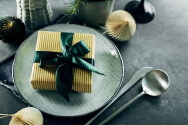 Noel ya da Yeni Yıl Masa Ayarları. Gri taşlı arka planda çatal bıçak takımı olan mavi kaplama. Yakın plan..