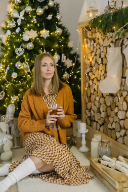 Noel sezonu. Düşüncelere daldım. Genç, güzel, hayalperest bir kadın yılbaşı ağacının yanında otururken uzaklara bakıyor ve bir şeyler düşünüyor. Tatil Yeni Yıl Dekorasyonu