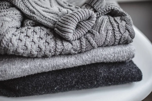 Aconchegante Pilha Camisolas Quentes Cinza Cadeira Conceito Inverno Outono — Fotografia de Stock