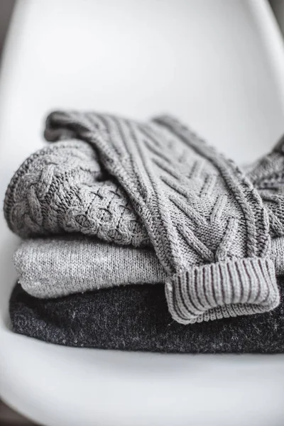 Gemütlich Stapeln Sich Graue Warme Pullover Auf Dem Stuhl Herbstliches — Stockfoto