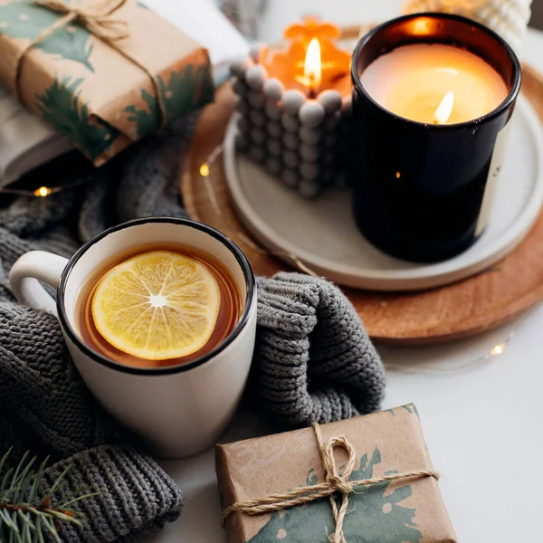 Casa Invernale Concetto Accogliente Caldo Con Limone Libro Aperto Maglione — Foto Stock