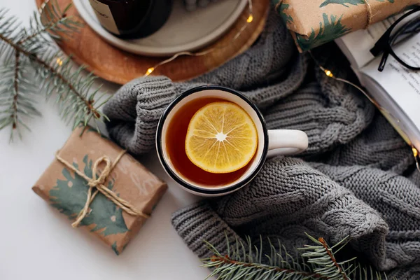 Уютный Зимний Завтрак Чай Лимоном Свечи Книги Теплый Вязаный Свитер — стоковое фото