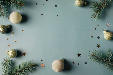 Yılbaşı ya da yeni yıl kartı, mesaj atılacak yer, kopyalama alanı. Köknar ağacı ve mavi arka planda şenlik dekorasyonlu tatil arkaplan çerçevesi