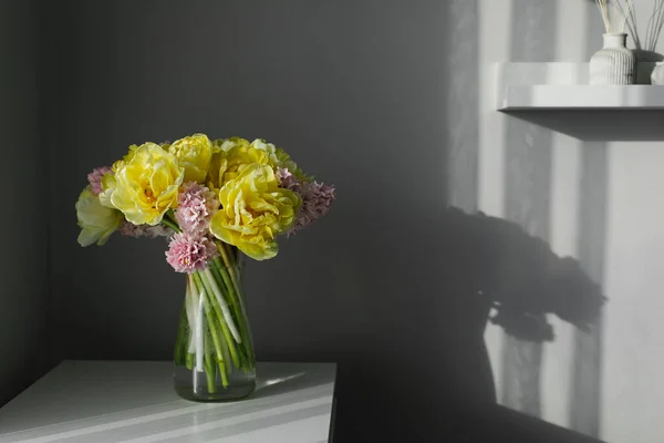 Vackra Gula Pion Tulpaner Och Rosa Hyacint Blomma Bukett Vit — Stockfoto