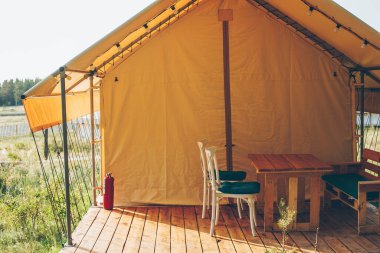 Glamping çadırı. Glamping seyahati. Ormandaki çadır evi. Kamp ve tatil konsepti.