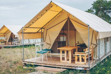 Glamping çadırı. Ormana bak. Kamp ve açık hava konsepti. Doğada dinlen.