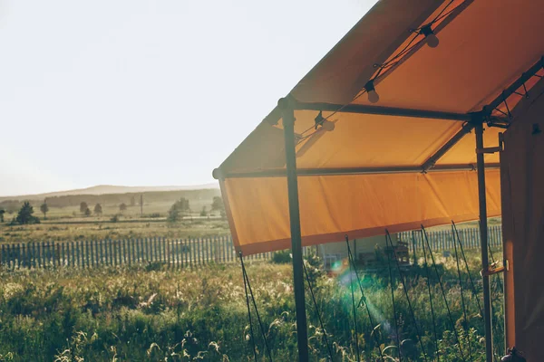 Гламп Палатка Блестящие Путешествия Палаточный Домик Лесу Кемпинг Отдых Открытая — стоковое фото