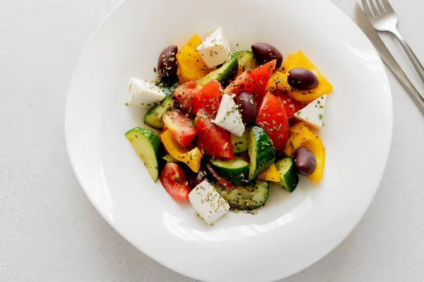 Griechischer Gemüsesalat Mit Feta Käse Und Besteck Auf Hellem Tischhintergrund — Stockfoto