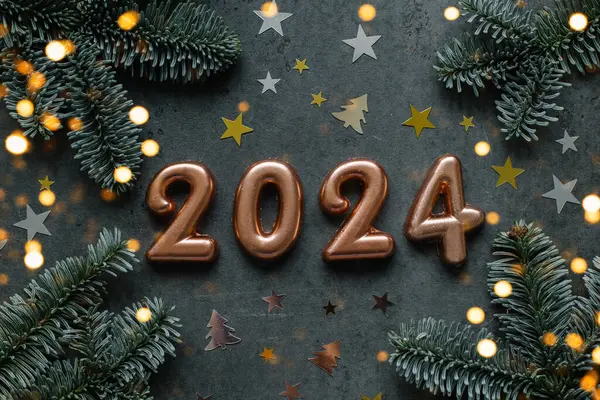 圣诞和新年贺卡 2024号 黑暗背景 假日灯具的背景 新年快乐2024概念 图库图片