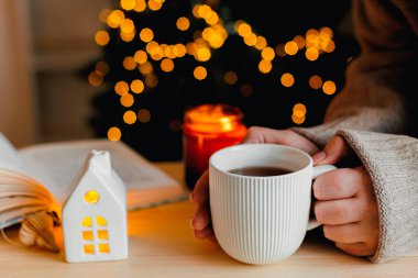 Sıcak kış hala hayattadır. Fincanı çay ya da kahveyle tutan kadınlar, yanan mum, kitap. Mevsimlik tatiller ve kızlık zarı konsepti