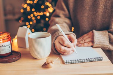 Sıcak kış hala hayattadır. Deftere hedefler ve planlar yazan kadınlar, çay ya da kahveyle bardak içen, mum yakan kadınlar. Mevsimlik tatiller ve kızlık zarı konsepti