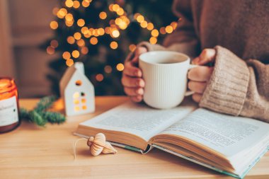 Sıcak kış hala hayattadır. Fincanı çay ya da kahveyle tutan kadınlar, yanan mum, kitap. Mevsimlik tatiller ve kızlık zarı konsepti