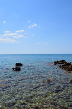 Gökyüzü ve deniz arasındaki ufuk çizgisine bakıyorum - Toskana yaz zamanı