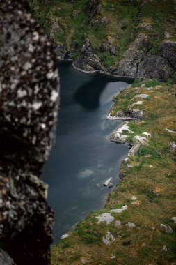 Dağ gölünün güzel manzarası