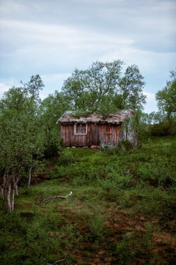 Dağlardaki eski ahşap bina.