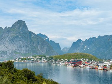 Adanın köyüyle güzel bir manzara.