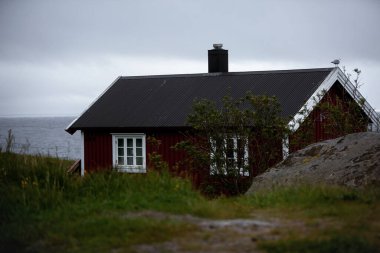 Norveç 'in Lofoten köyünde tipik bir ev..