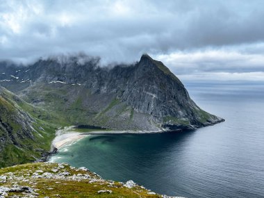 Denize ve dağlara bir bakın!