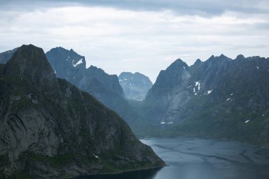 Dağlı ve fiyortlu Norveç manzarası.