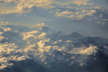 Dağların üzerinden bulutlar