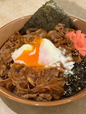 Etli don ve yumuşak yumurta kasedeki pirinç yemek için.