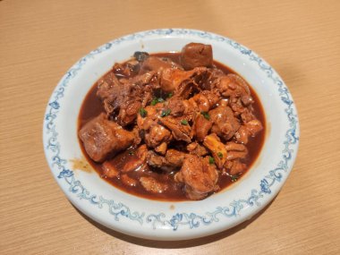 Beyaz tabakta soya soslu haşlanmış tavuk yenmeye hazır.