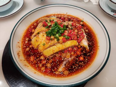 Yeşil ve kırmızı biberli taze tükürük tavuğu.