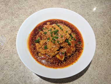 Taze salyalı tavuk, yeşil soğanlı ve susamlı kırmızı yağlı çorba.