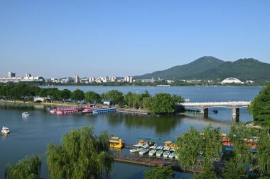 Nanjing 'de güneşli bir öğleden sonra göl manzarası.