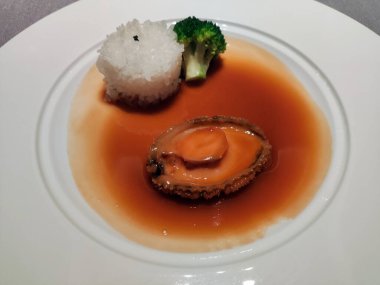 Taze deniz kulağı, pirinç ve brokoli.