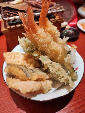 Taze kızarmış karides ve sebze kasede yemek için.