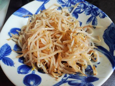 Mavi tabakta taze fasulye filizi ile çırpılmış taze.