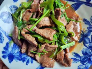 Tabakta yeşil biberle çırpılmış taze et.