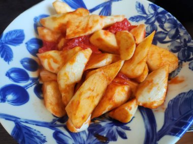 Mavi tabakta domatesli tatlı su bambusu.